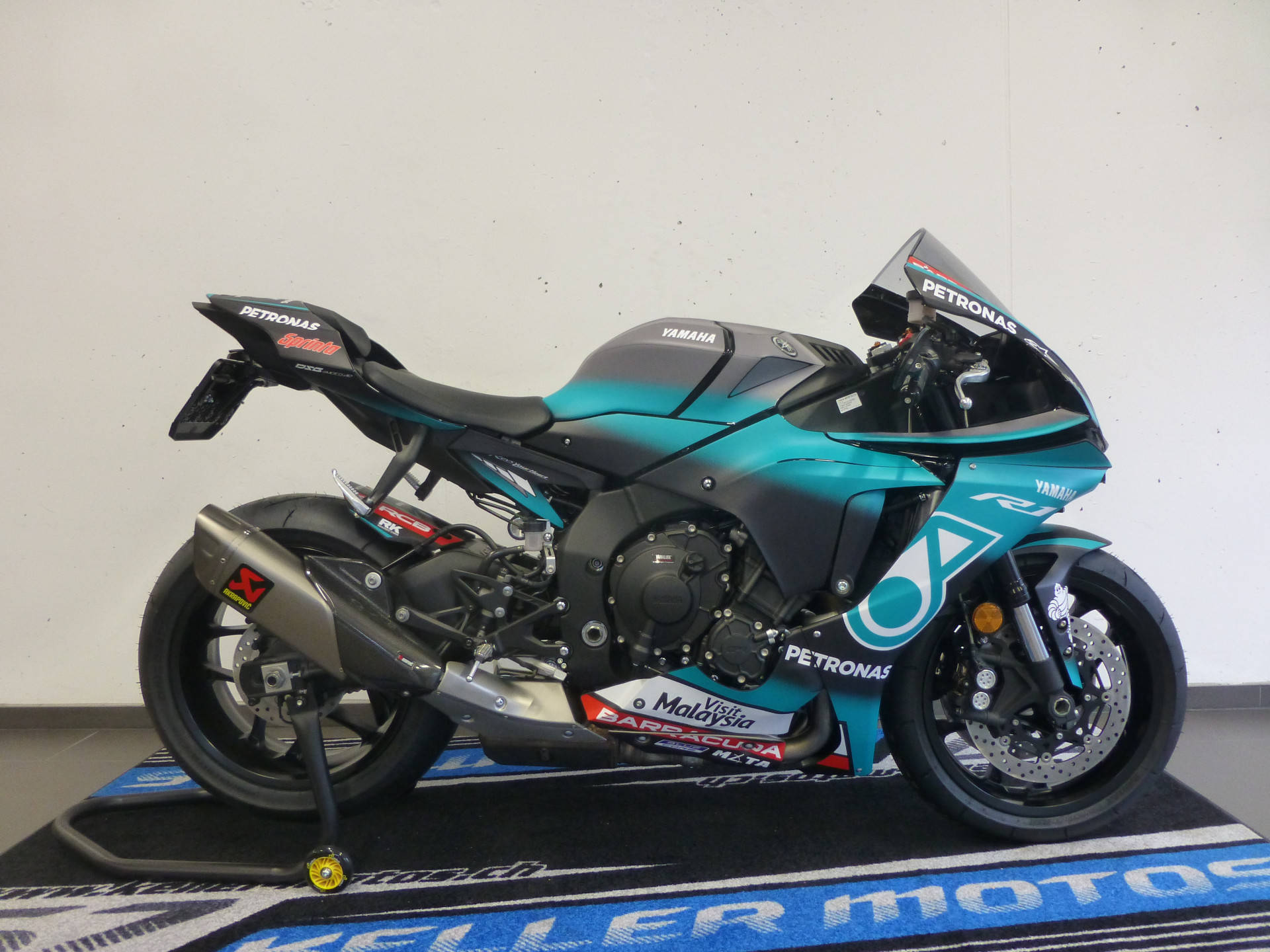 YAMAHA R1