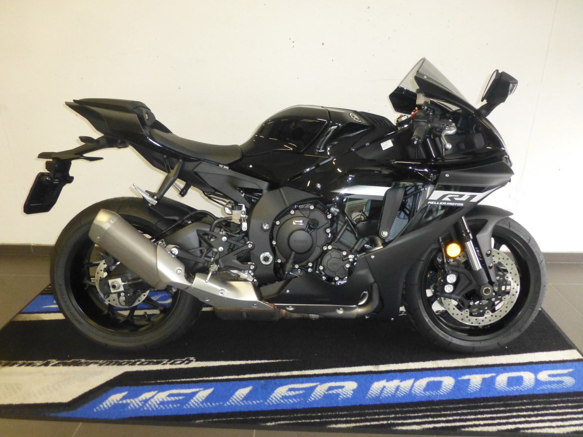 YAMAHA R1