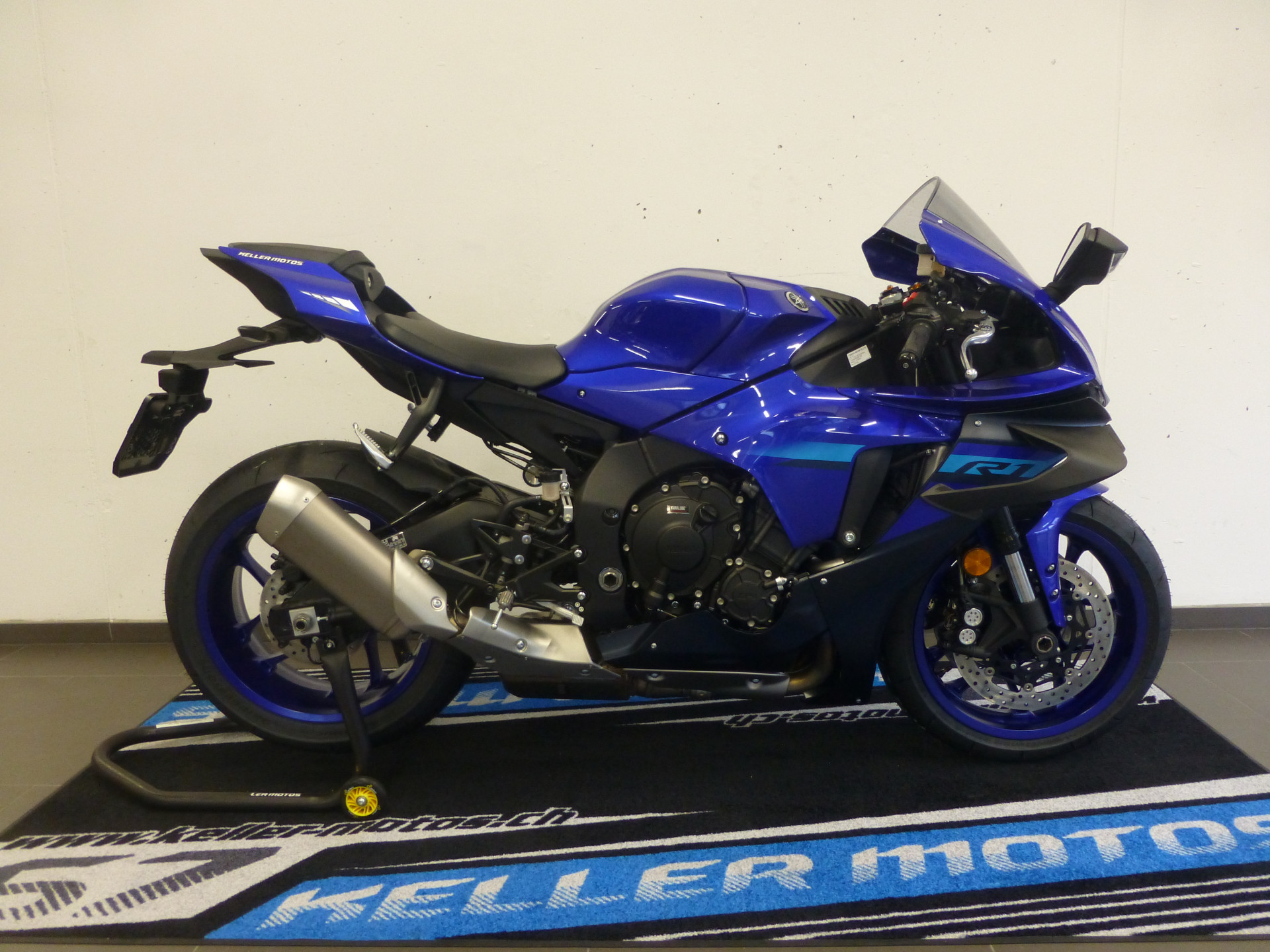 YAMAHA R1