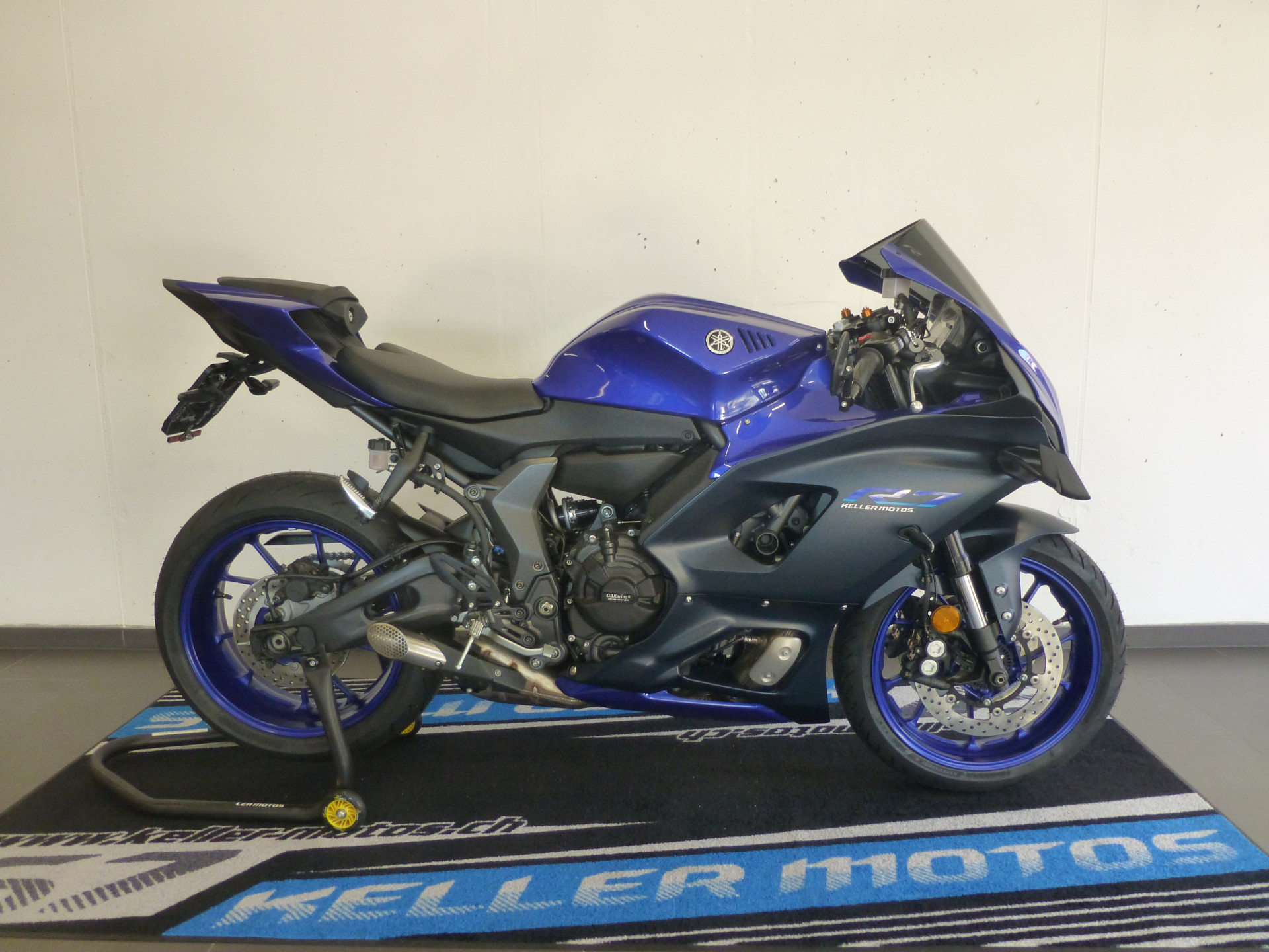 YAMAHA R7