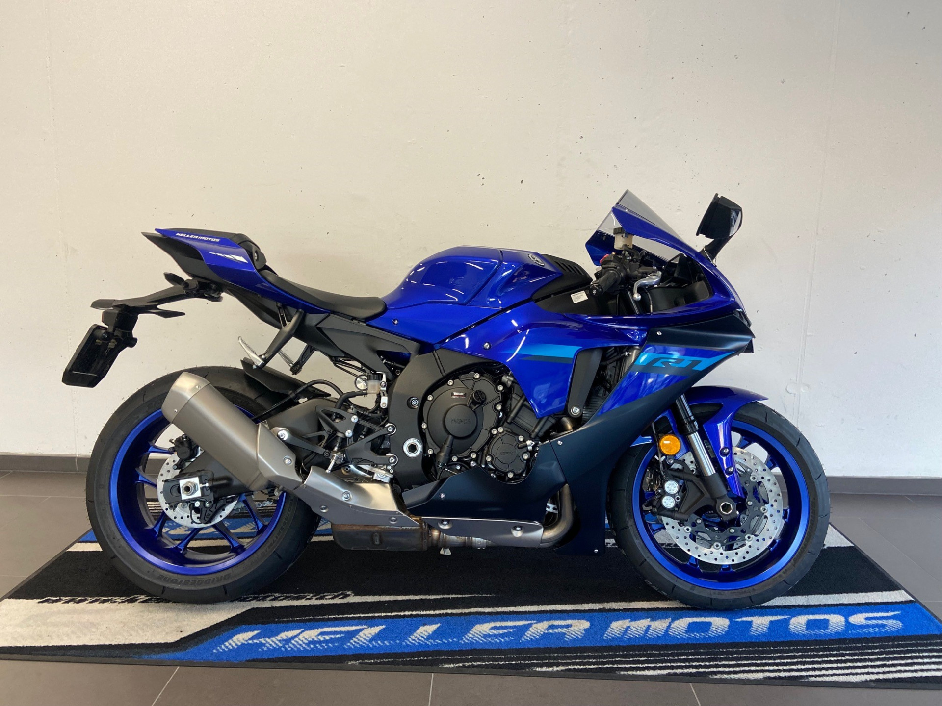 YAMAHA R1