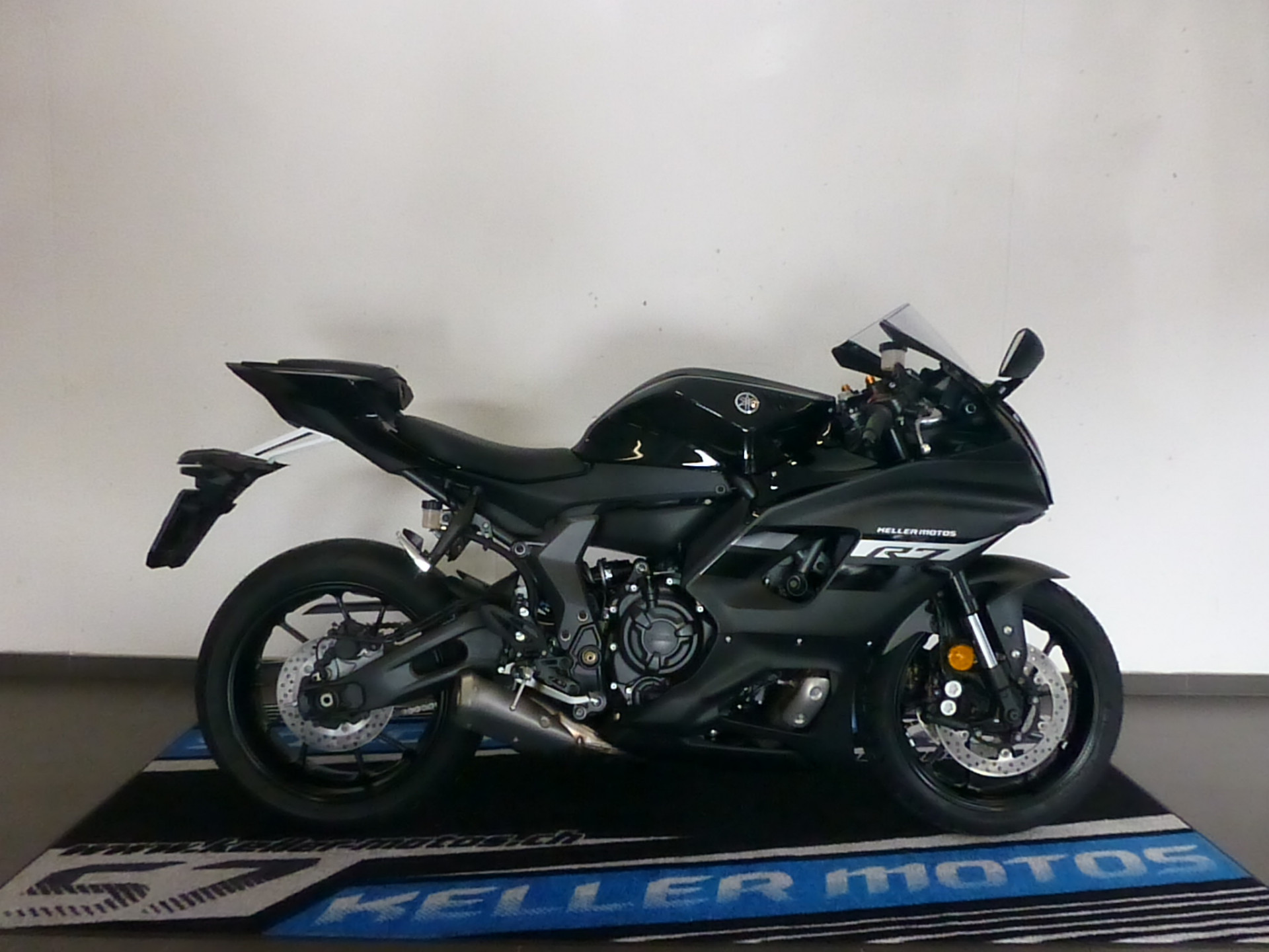 YAMAHA R7