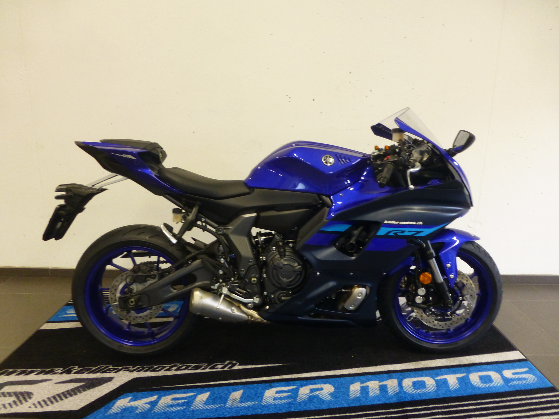 YAMAHA R7