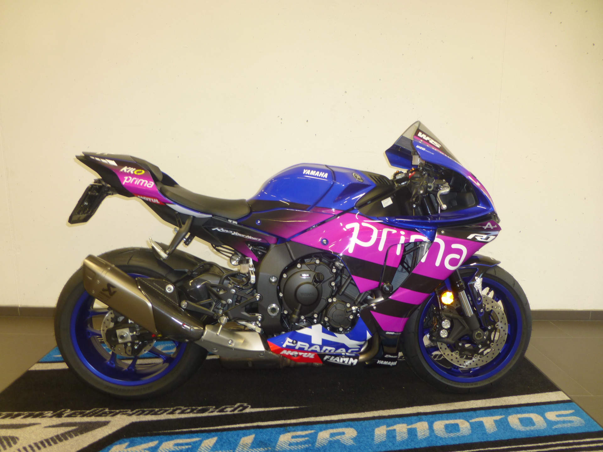 YAMAHA R1