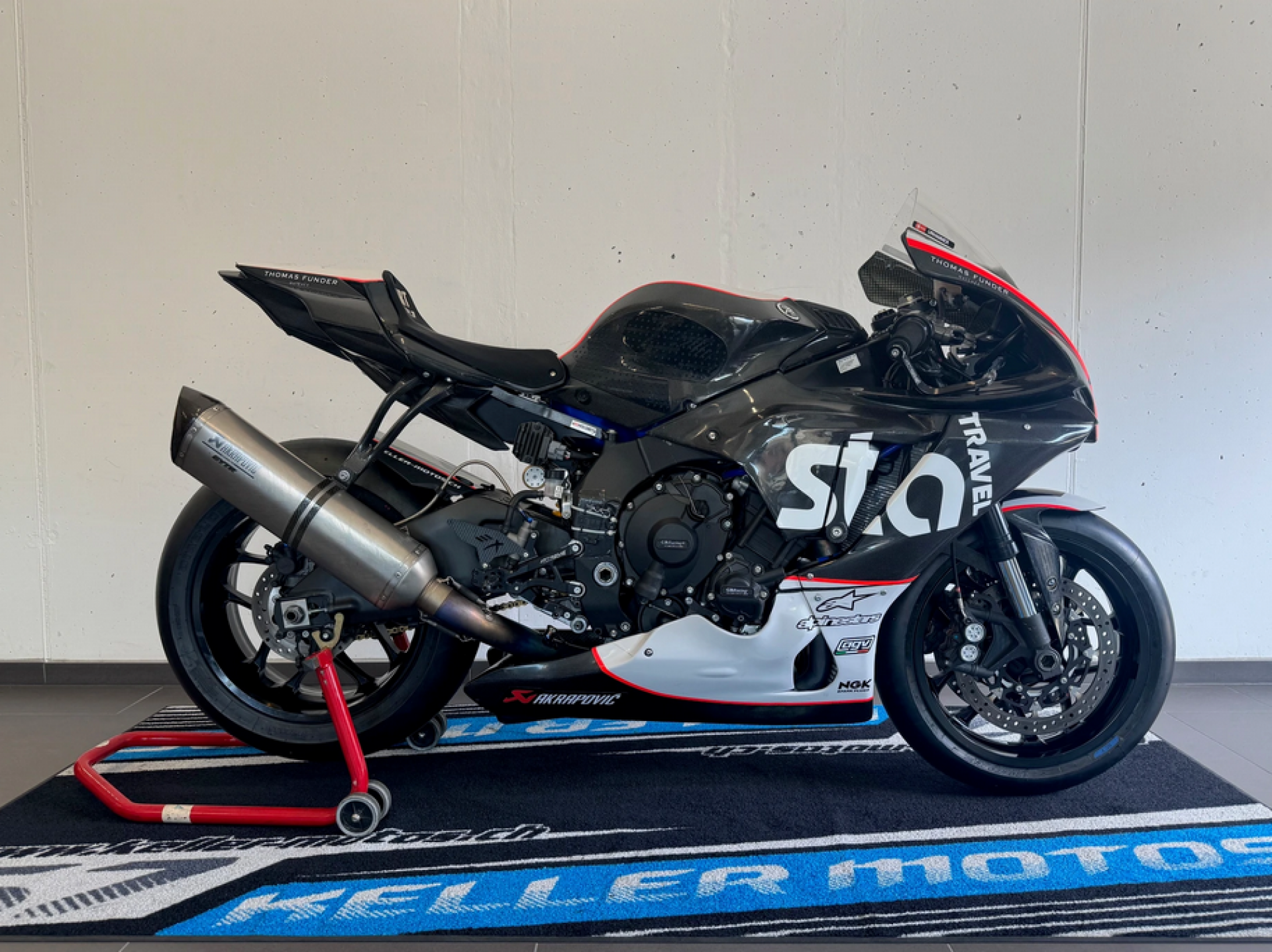 YAMAHA R1