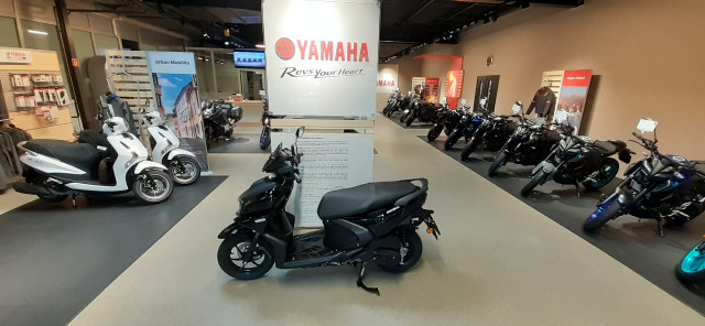 YAMAHA LCG 125 RayZR Scooter Moto nuova