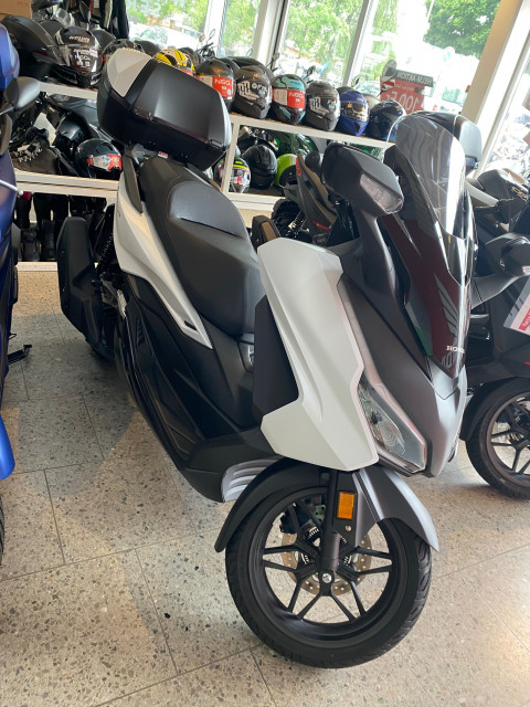 HONDA NSS 125 Forza Smart Top Box Roller Vorführfahrzeug