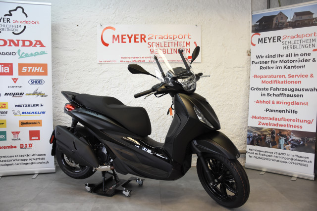 PIAGGIO Beverly 400 HPE Deep Black Roller Tageseinlösung