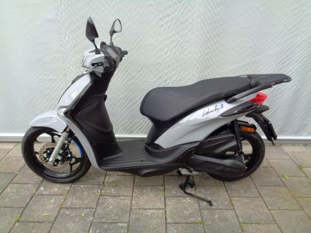 PIAGGIO Liberty 50 Sport Roller Neufahrzeug