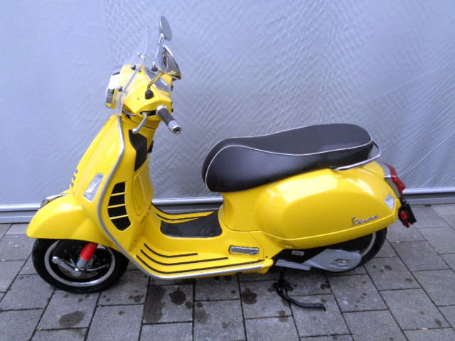 PIAGGIO Vespa GTS 125 Super Notte Scooter Usato