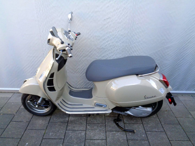 PIAGGIO Vespa GTS 300 HPE Scooter Moto neuve