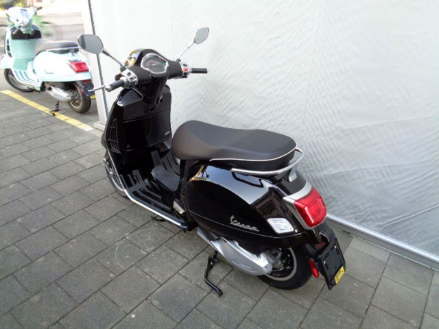 PIAGGIO Vespa GTS 300 HPE Roller Neufahrzeug PIAGGIO Vespa GTS 300 HPE Roller Neufahrzeug