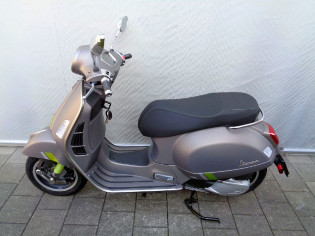 PIAGGIO Vespa GTS 300 HPE Scooter Moto nuova