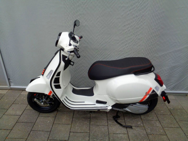 PIAGGIO Vespa GTS 300 HPE Scooter Moto nuova