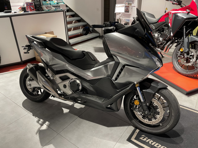 HONDA NSS 750 Forza Scooter Registrazione di un giorno