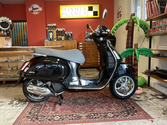 PIAGGIO Vespa GTS 125 Roller Neufahrzeug