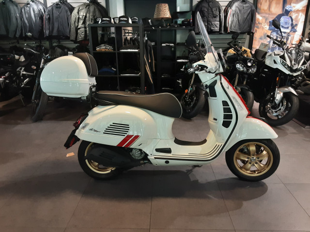PIAGGIO Vespa GTS 300 HPE Super Racing Sixties Roller Occasion