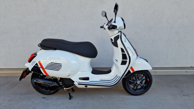 PIAGGIO Vespa GTS 125 Scooter Demo vehicle