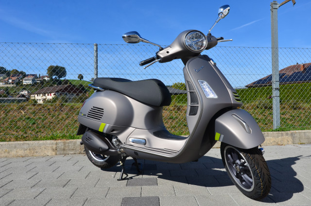 PIAGGIO Vespa GTS 300 HPE Super Tech Scooter Moto neuve