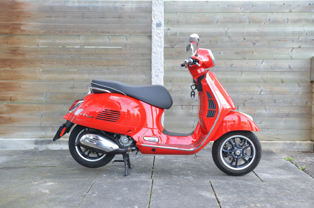 PIAGGIO Vespa GTS 300 HPE Super Roller Vorführfahrzeug
