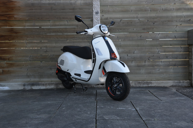 PIAGGIO Vespa GTS 125 Super Sport Roller Neufahrzeug