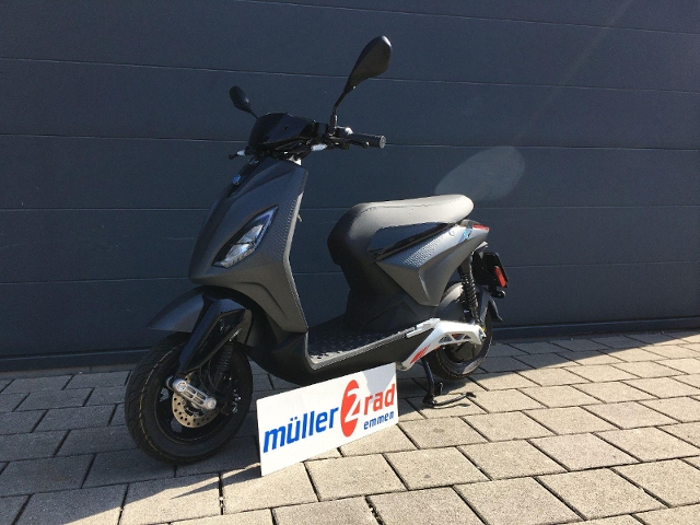 PIAGGIO 1 Active Roller Vorführfahrzeug