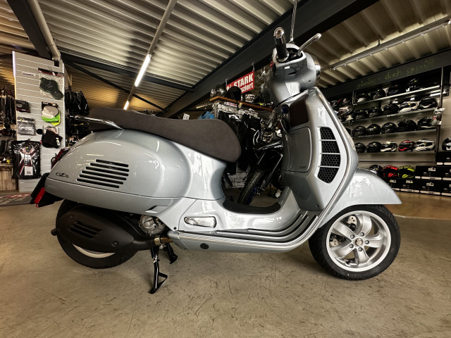 PIAGGIO Vespa GTS 300 HPE Scooter Usato