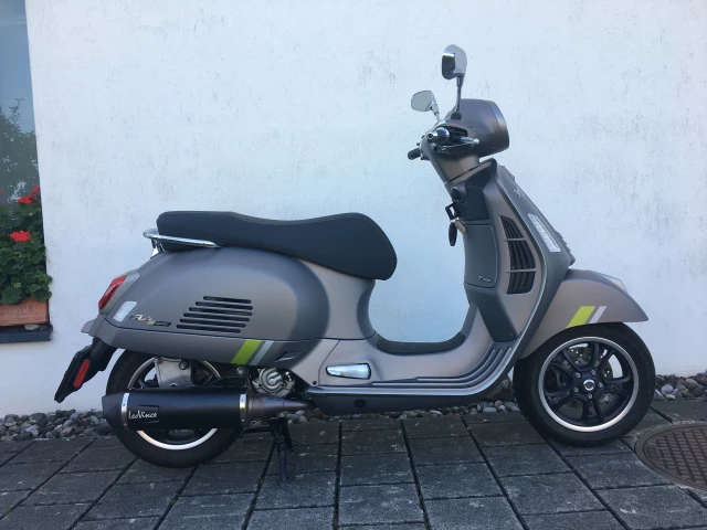 PIAGGIO Vespa GTS 300 HPE Super Tech Roller Vorführfahrzeug