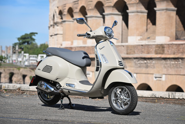 PIAGGIO Vespa GTS 125 Roller Neufahrzeug