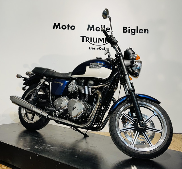 TRIUMPH Bonneville 900 Retro Tageseinlösung