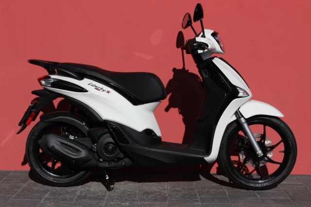 PIAGGIO Liberty 125 Sport Roller Vorführfahrzeug