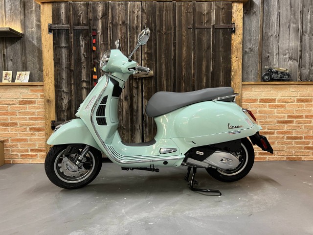 PIAGGIO Vespa GTS 125 Roller Neufahrzeug PIAGGIO Vespa GTS 125 Roller Neufahrzeug