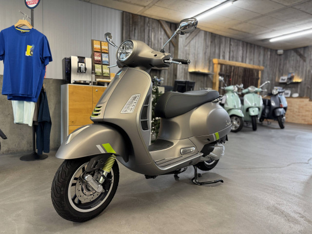 PIAGGIO Vespa GTS 300 HPE Roller Neufahrzeug