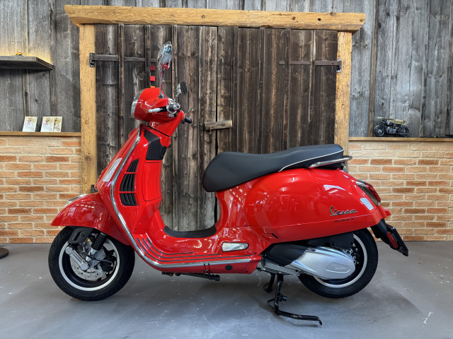 PIAGGIO Vespa GTS 300 HPE Scooter Moto nuova