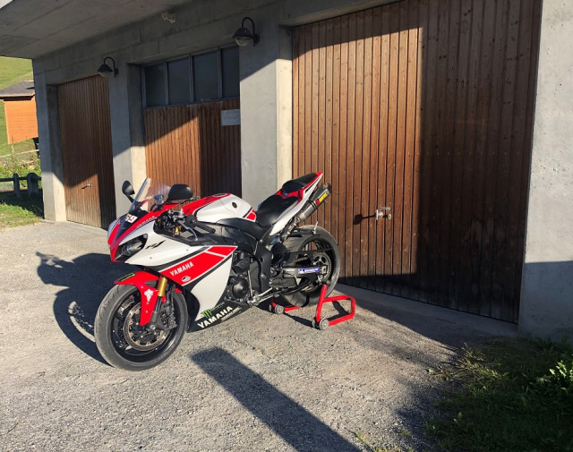 Yamaha r1 store dealers near me