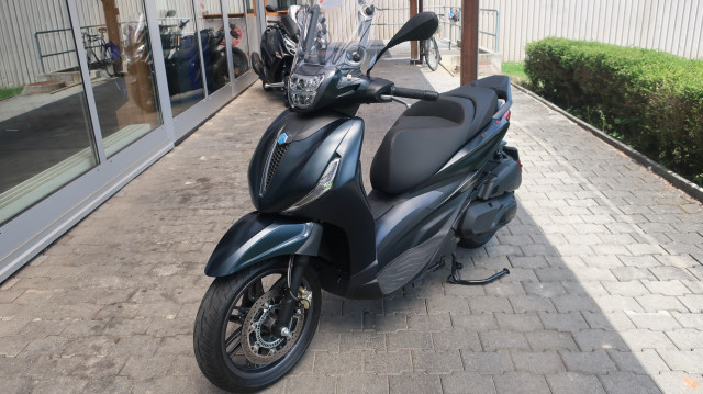 PIAGGIO Beverly 400 HPE Sport Scooter Usato