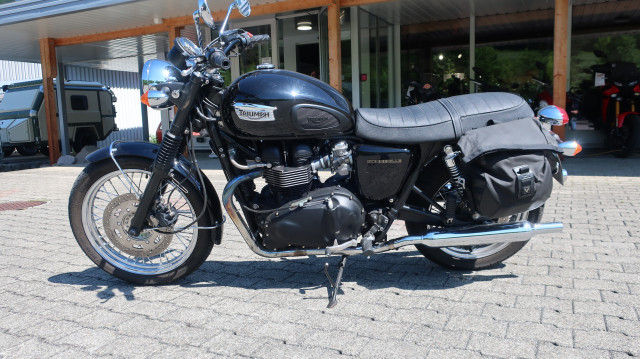TRIUMPH Bonneville 900 Retro Usato