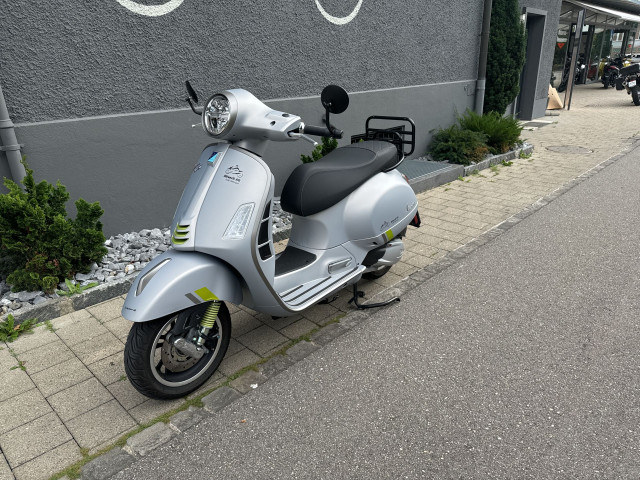 PIAGGIO Vespa GTS 300 HPE Scooter Demo vehicle