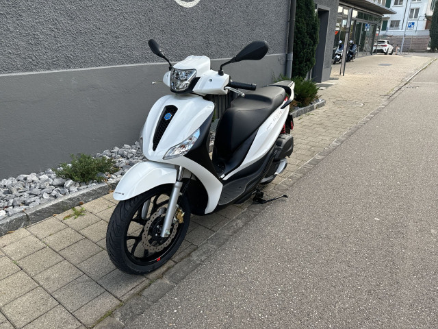 PIAGGIO Medley 125 Roller Neufahrzeug